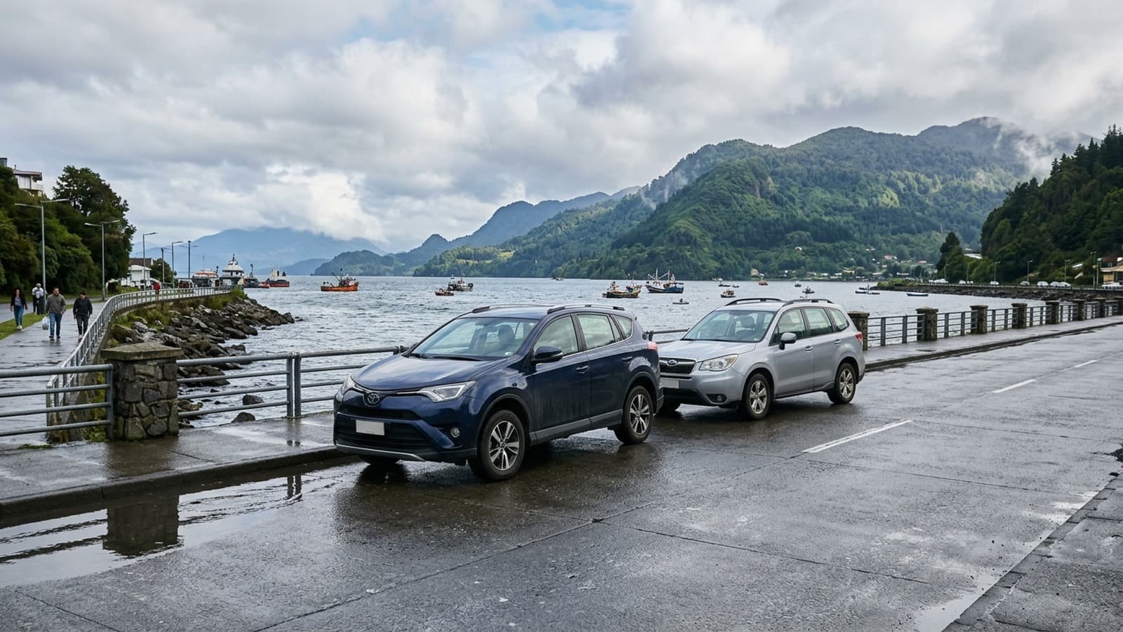 Autos usados estacionados frente a la costanera de Puerto Montt después de la lluvia