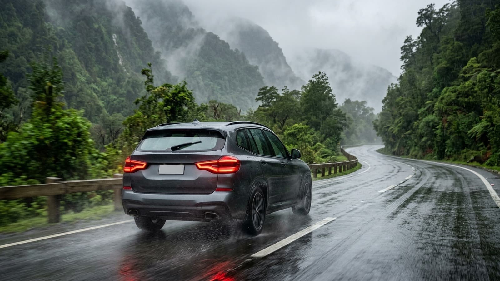SUV circulando bajo la lluvia en una carretera rodeada de bosque nativo en el sur de Chile